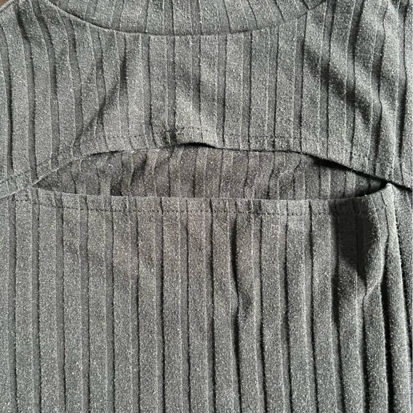 🌸FOREVER 21 BLACK MOCKNECK RIBBED LONG SLEEVE SWEATER WITH CUT OUT SIZE SMALL - Picture 4 of 5